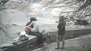 Молодая парочка трахается в парке перед подружкой